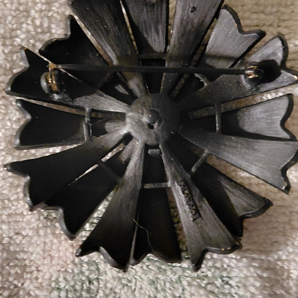 Alan J Elegant Black and Red Floral Brooch - Picture 4 of 7